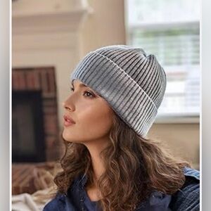 Women’s NWOT tassel hat